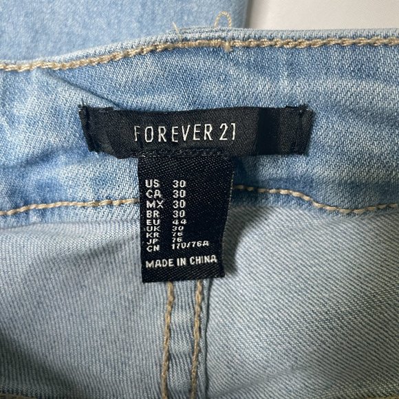 FOREVER 21 LIGHT WASH OMBRE FRAYED HEM CROPPED JEANS SIZE 30 - Picture 10 of 11